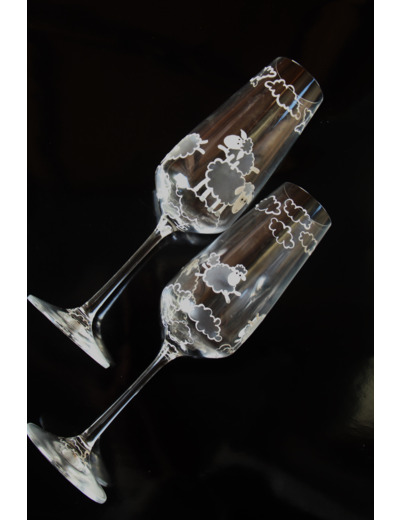 Flutes blanches en cristal peintes à la main représentant des petits moutons jouant dans les nuages Pièces uniques et personnalisables