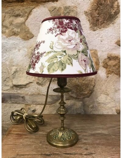 Lampe avec son pied en bronze et son abat-jour à fleur