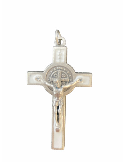Croix St Benoît 53X29mm émail ARGENTÉ résine BLANC