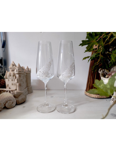 Duo de flutes à champagne en cristal peintes à la main décorées de volutes blanches