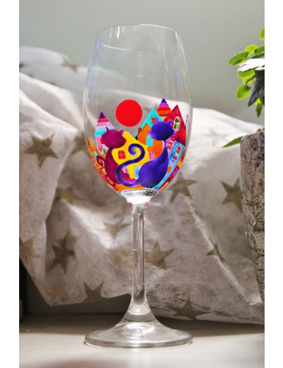 Joli verre à vin en cristal, thème des chats, très coloré et peint à la main. Pièce originale et unique, signée et numéroté