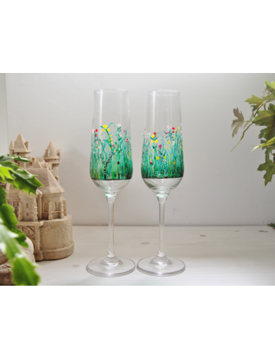 Duo de verres à pied en cristal fleuris décoré à la main très colorés représentant un champs de jolies fleurs multicolores, personnalisables