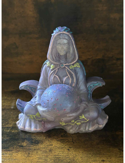 La Déesse Triple : Gardienne des Cycles et des Mystères