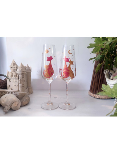 Flutes à champagne en cristal peintes à la main ou un couple de chats rêve sous la lune dorée