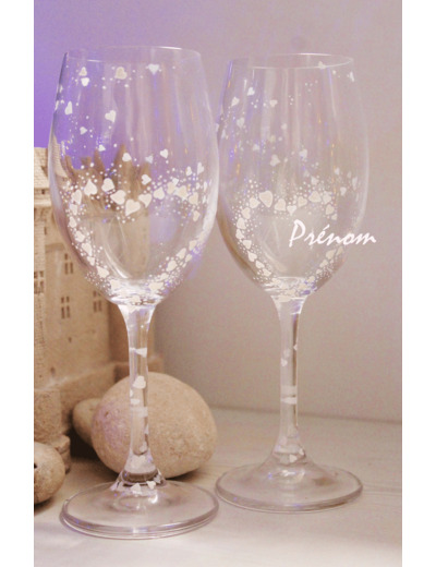 Duo de verres à vin en cristal de bohème  peints à la main personnalisables décorés de petits cœurs blancs pièces originales et uniques