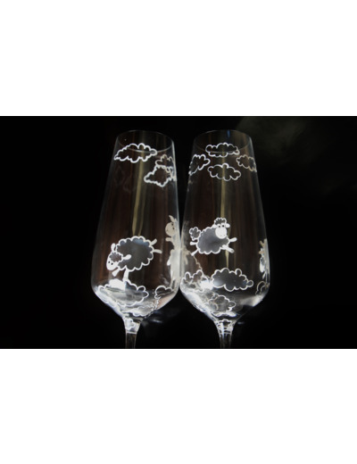 Flutes blanches en cristal peintes à la main représentant des petits moutons jouant dans les nuages Pièces uniques et personnalisables