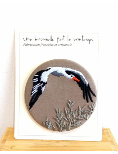 Broche brodée "Cigogne"Une hirondelle fait le printemps