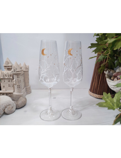 Flutes à champagne en cristal peintes à la main blanc perle personnalisables décorées par une forêt d'arbres enneigés sous la lune
