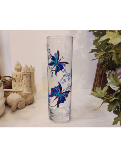 Vase peint à la main décoré de petits papillons bleus qui butinent de jolies fleurs