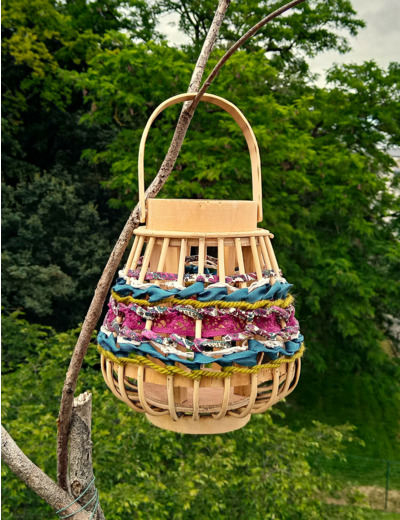 lanterne en rotin tissée