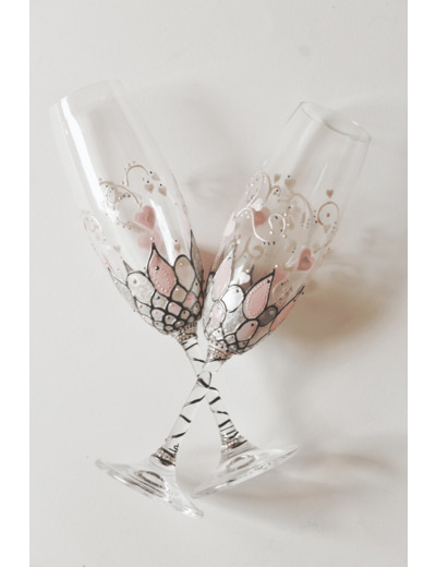 Duo de flutes à champagne en cristal peintes à la main et décorées de petits coeurs roses tendres, pièces originales et uniques