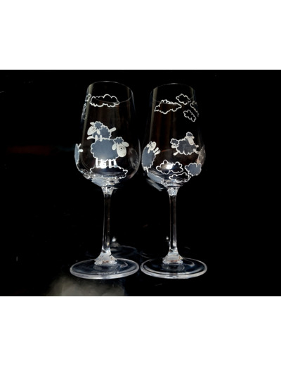 Verres à vin en cristal peints à la main personnalisables décorés de petits moutons blancs qui jouent à sauté mouton