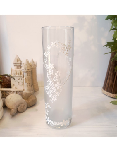 Joli vase peint à la main décoré d'une volute de jolies fleurs blanche