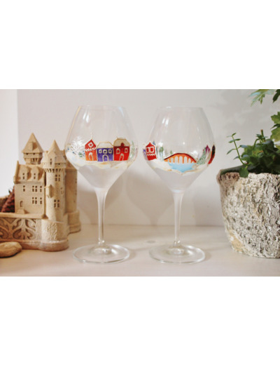 Duo de deux verres à pied peints à la main sur le thème de Noël représentant un joli petit village sous la neige verre signé personnalisable