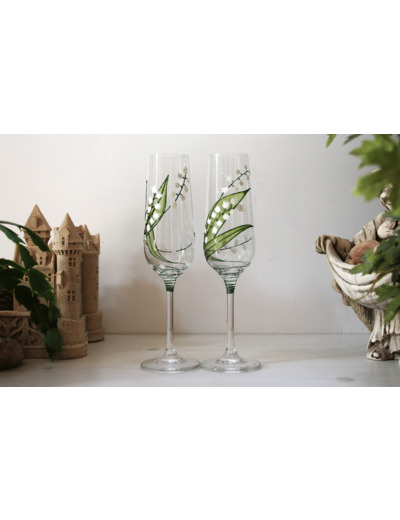 Duo de flutes à champagne en cristal de bohème peintes à la main sur le thème délicat du muguet coloris blancs et verts