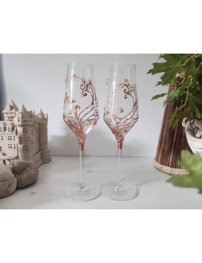 Verres à pied décorés à la main personnalisable représentant des volutes cuivrées agrémentées de petits strass dorés