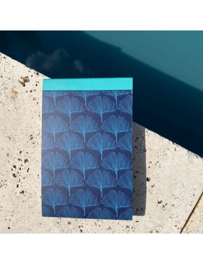 Bloc-notes fermé fond coloris bleu marine motif ginko turquoise